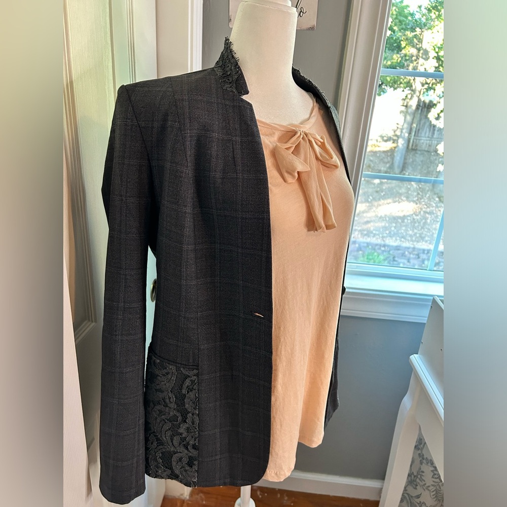 Elie Tahari single breasted gray blazer with lace detail size 6